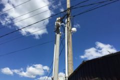 Установка камеры видеонаблюдение на опоре при въезде в автосервис